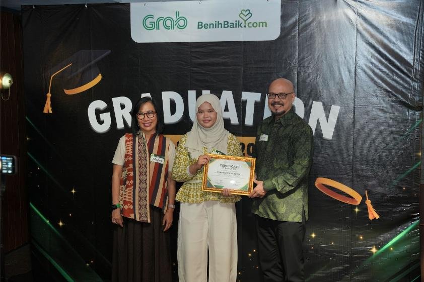 11 Penerima Beasiswa GrabScholar Lulus S1, Mayoritas Cum Laude